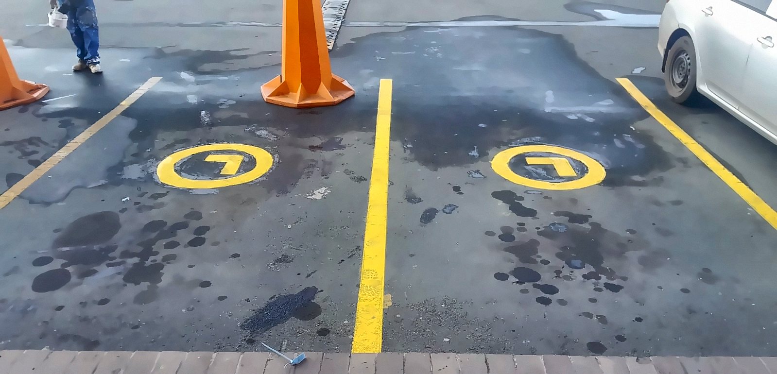 Yellow parking bay lines