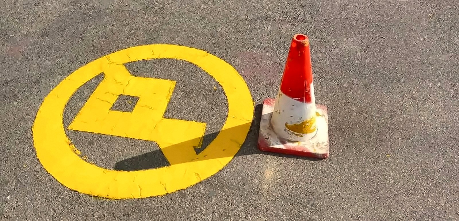 Yellow parking symbol road marking