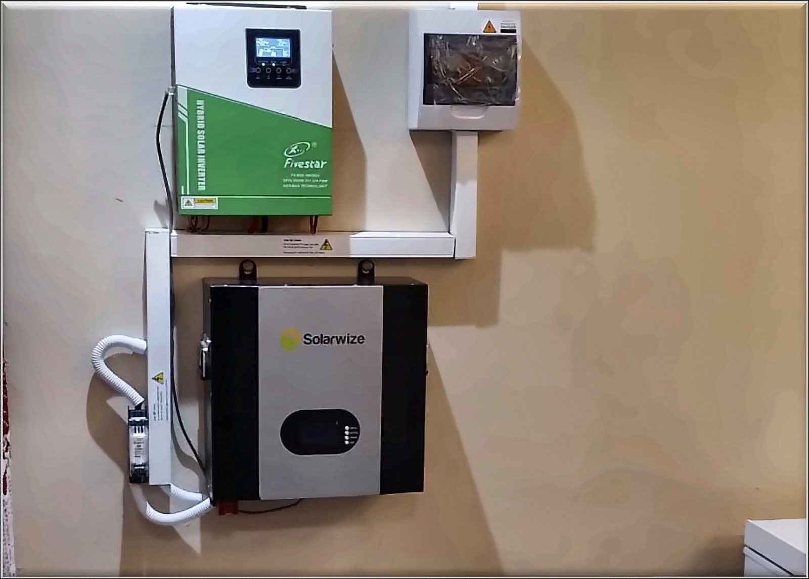 Solar inverter and battery installation